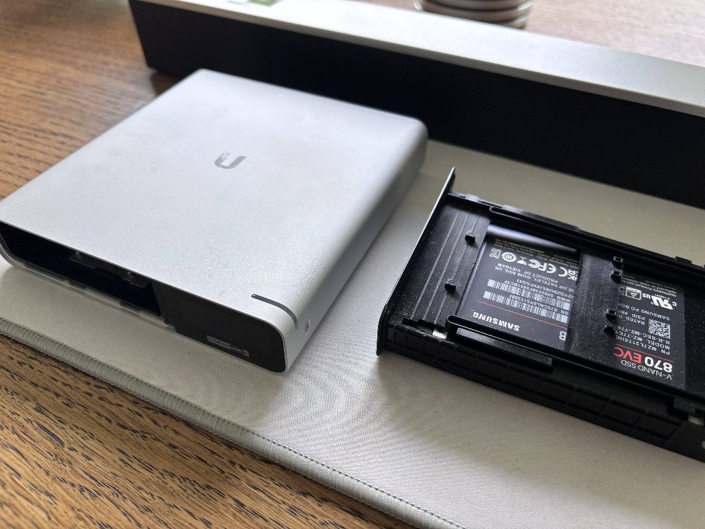 UniFi Cloud Key G2 + Unifi G2 Rackmount 19inch + 870 EVO SSD, Computers en Software, Overige Computers en Software, Ophalen, Zo goed als nieuw