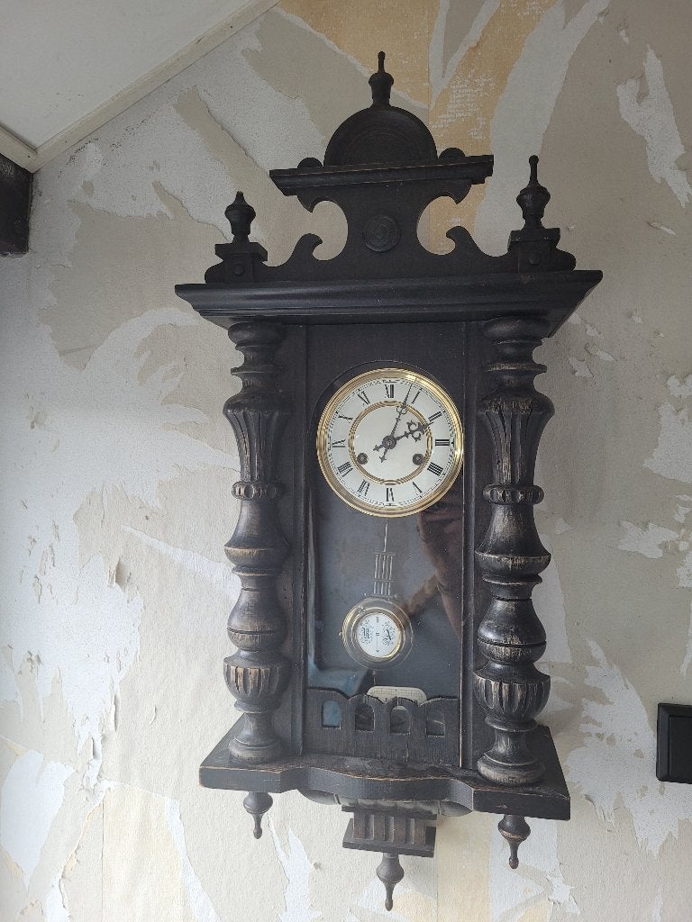 Antique wall clock in working ., Antiek en Kunst, Antiek | Klokken, Ophalen of Verzenden