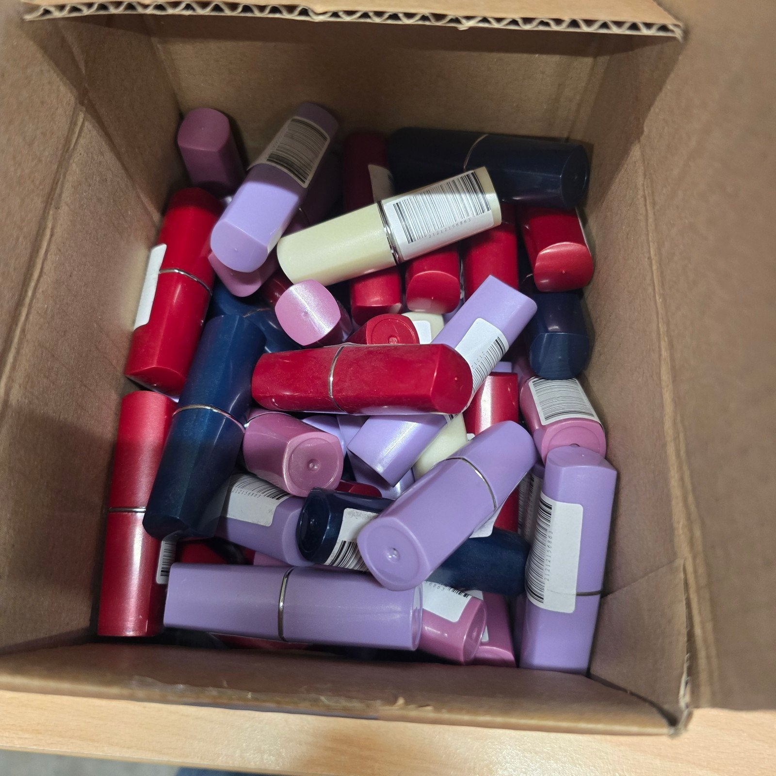 Partij 69x Lippenstift – Diverse Kleuren – Decoratie / Props, Nieuw, Ophalen of Verzenden, Babijhandel@gmail.com, Babij
