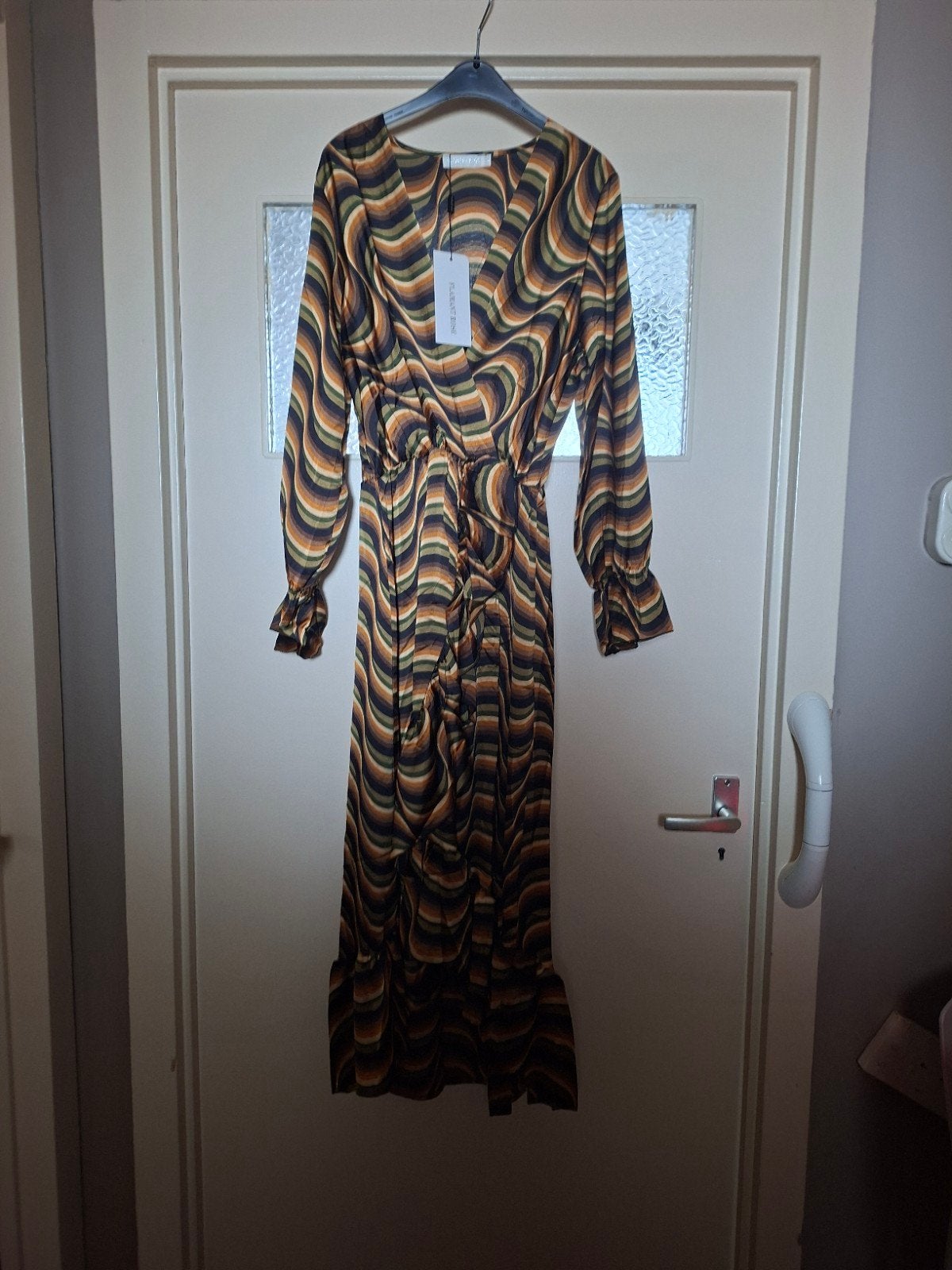 Nieuwe jurk maat L satijn 10 euro, Ophalen of Verzenden, Nieuw, Bruin, Onder de knie