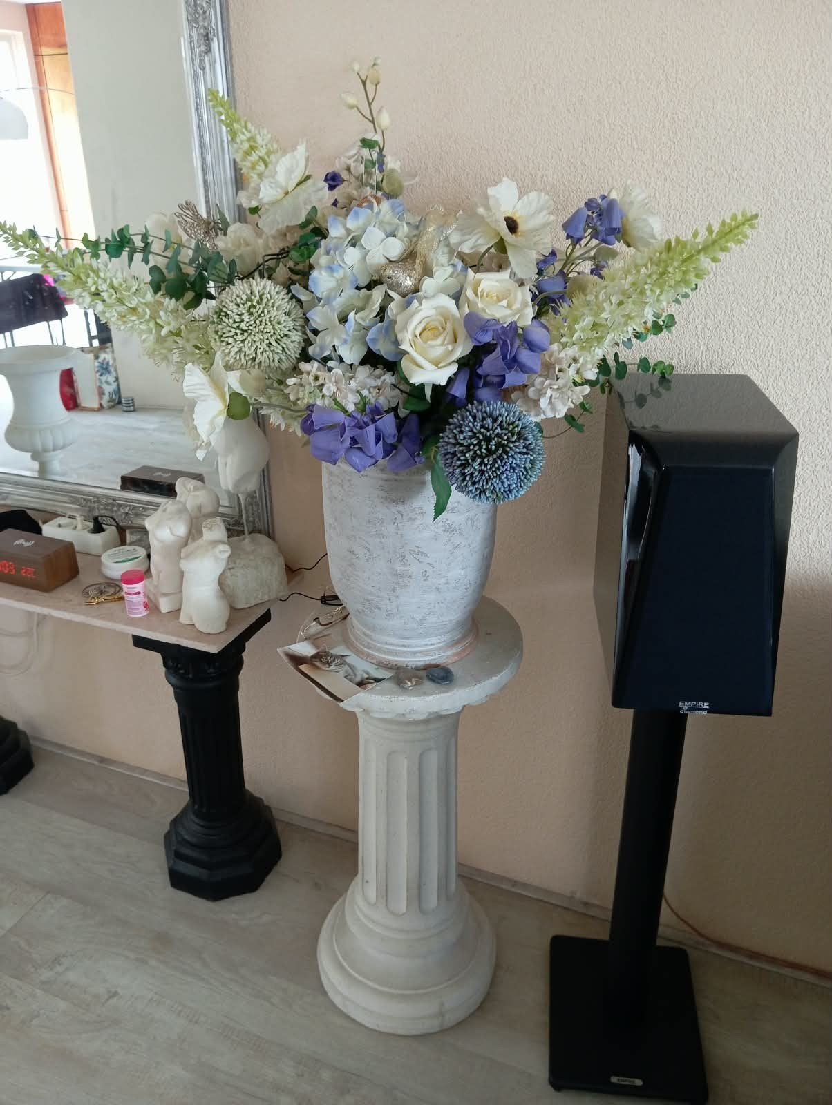 Keramische vaas met kunstbloemen en  betonnen zuilen, Ophalen