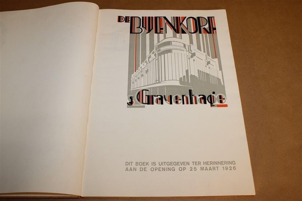 De Bijenkorf Den Haag — Opening 1926, Originele Uitgave, Ophalen of Verzenden, Gelezen