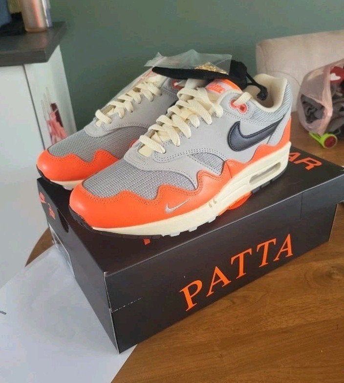 Nike Air Max 1 x Patta “Hyper Crimson” - Maat 42.5 Nieuw, Nike air max, Overige kleuren, Nieuw, Ophalen of Verzenden