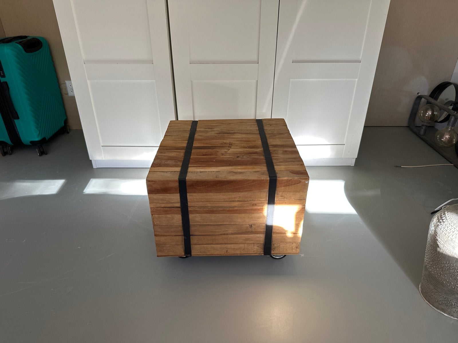 Houten bijzettafel op wieltjes 50x50 cm, Ophalen, Minder dan 45 cm, Minder dan 55 cm, Gebruikt