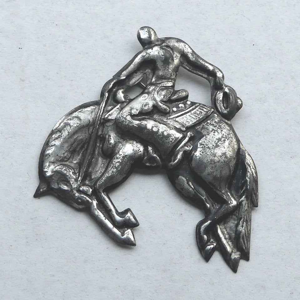Western broche metaal rodeo bronco cowboy, Sieraden, Tassen en Uiterlijk, Broches, Overige materialen, 4 tot 7 cm, Gebruikt, Ophalen of Verzenden