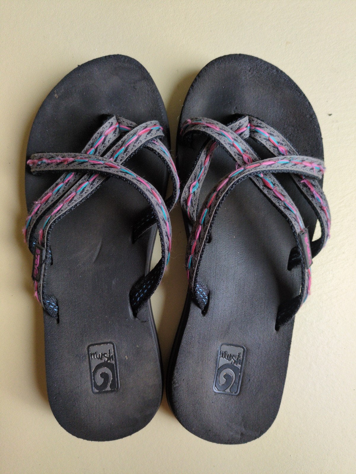 Teva Mush slippers dames - Zwart met gekleurde bandjes, Kleding | Dames, Schoenen, Slippers, Zwart, Ophalen of Verzenden, Teva