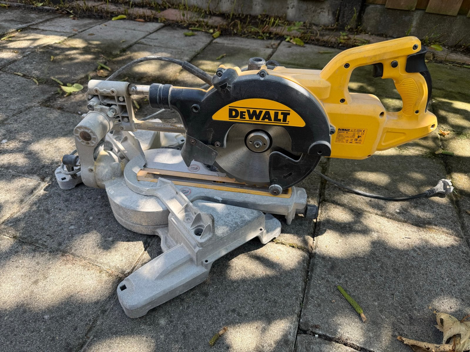 DeWalt Afkortzaag DWS774 - Krachtig en Betrouwbaar, Gebruikt, 70 mm of meer, Ophalen of Verzenden, Afkortzaag