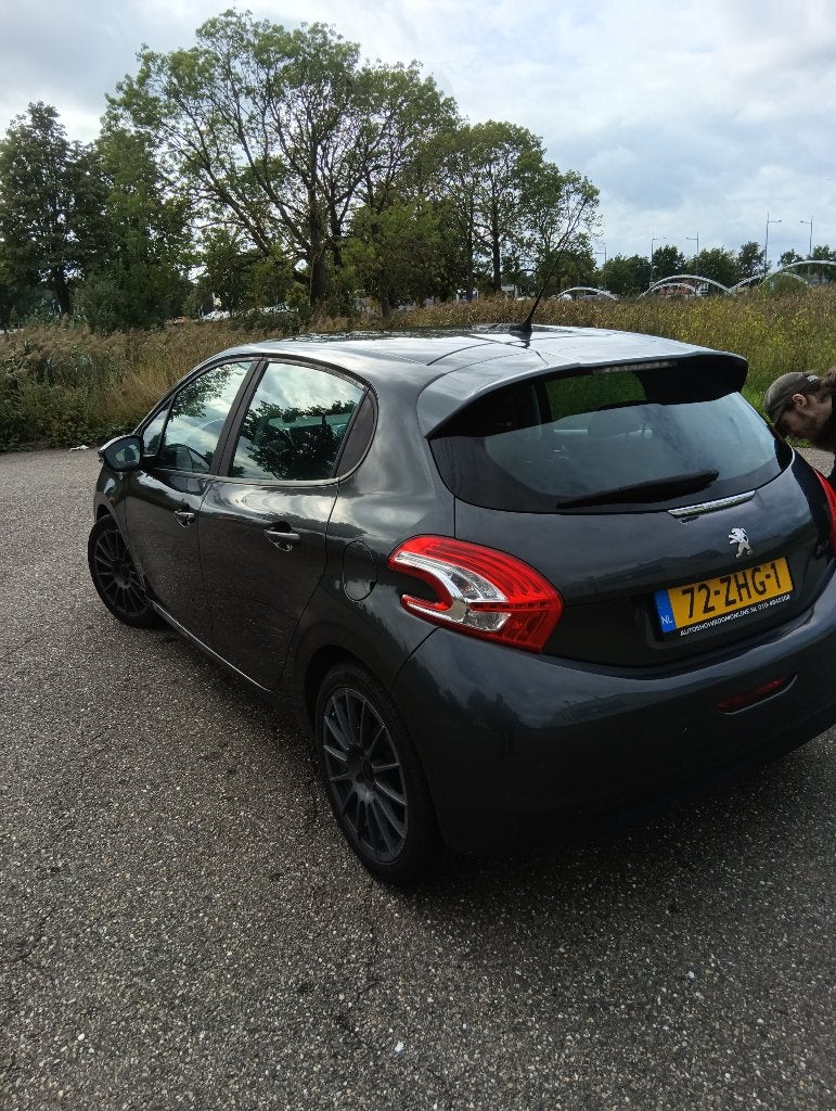 Foto 4 van Peugeot 208 1.2 VTi 82PK 5D (102g) 2012 Grijs