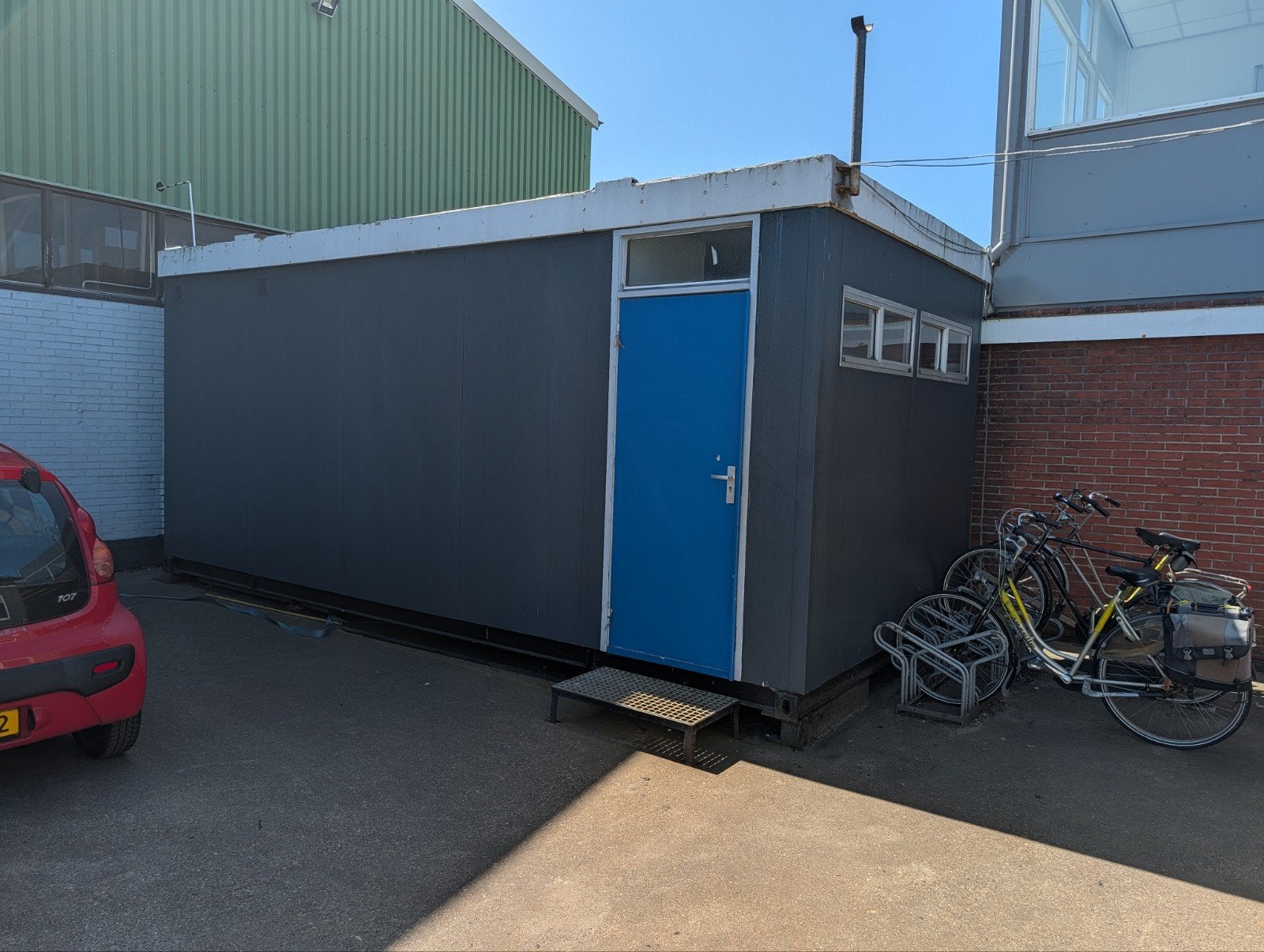 Mobiele kleedkamer unit met douches en lockers, Ophalen