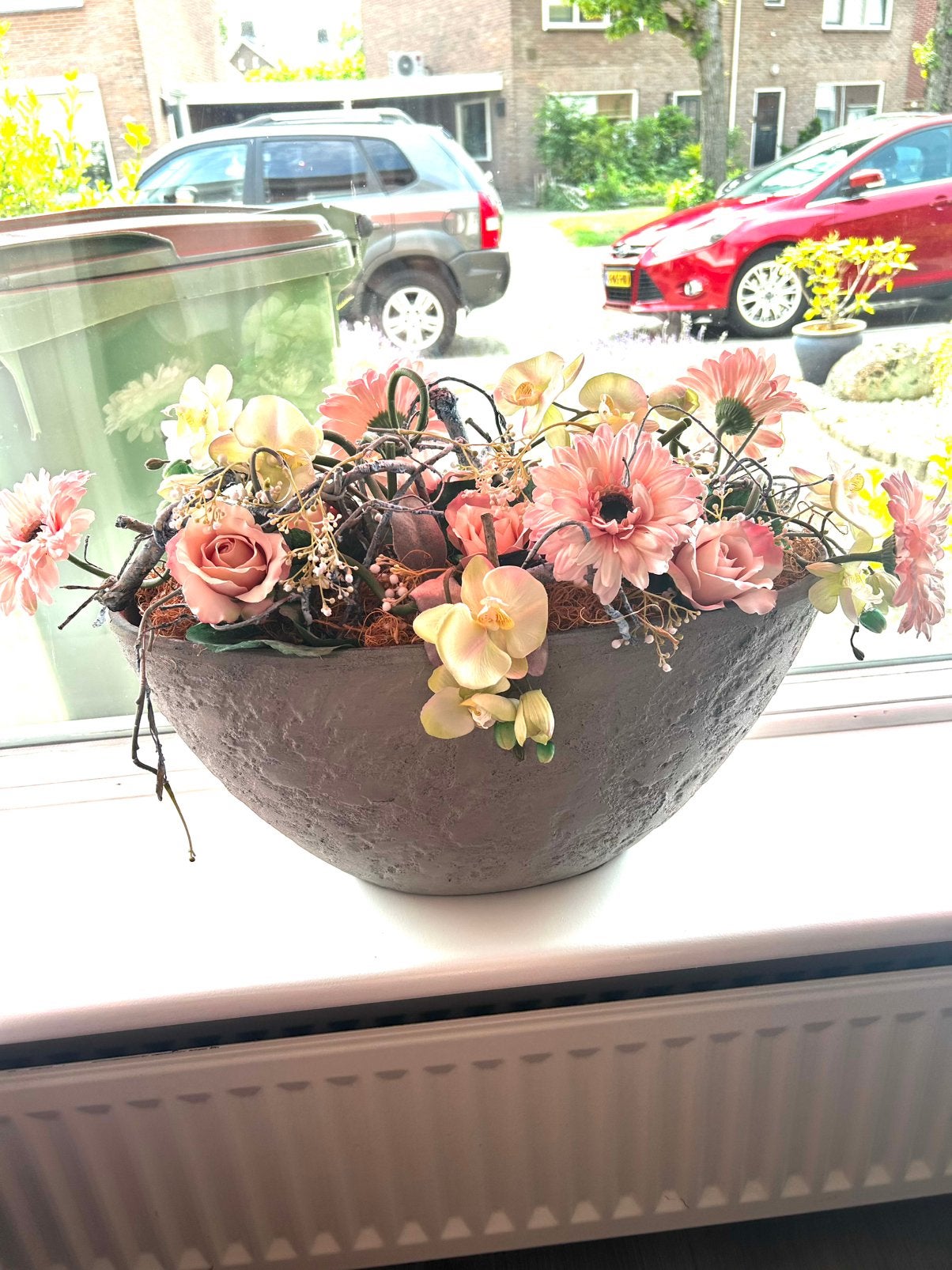 Luxe steen bloemsierpot grijs met zijden kunstbloemen., Ophalen, Steen, Minder dan 60 cm, Rond