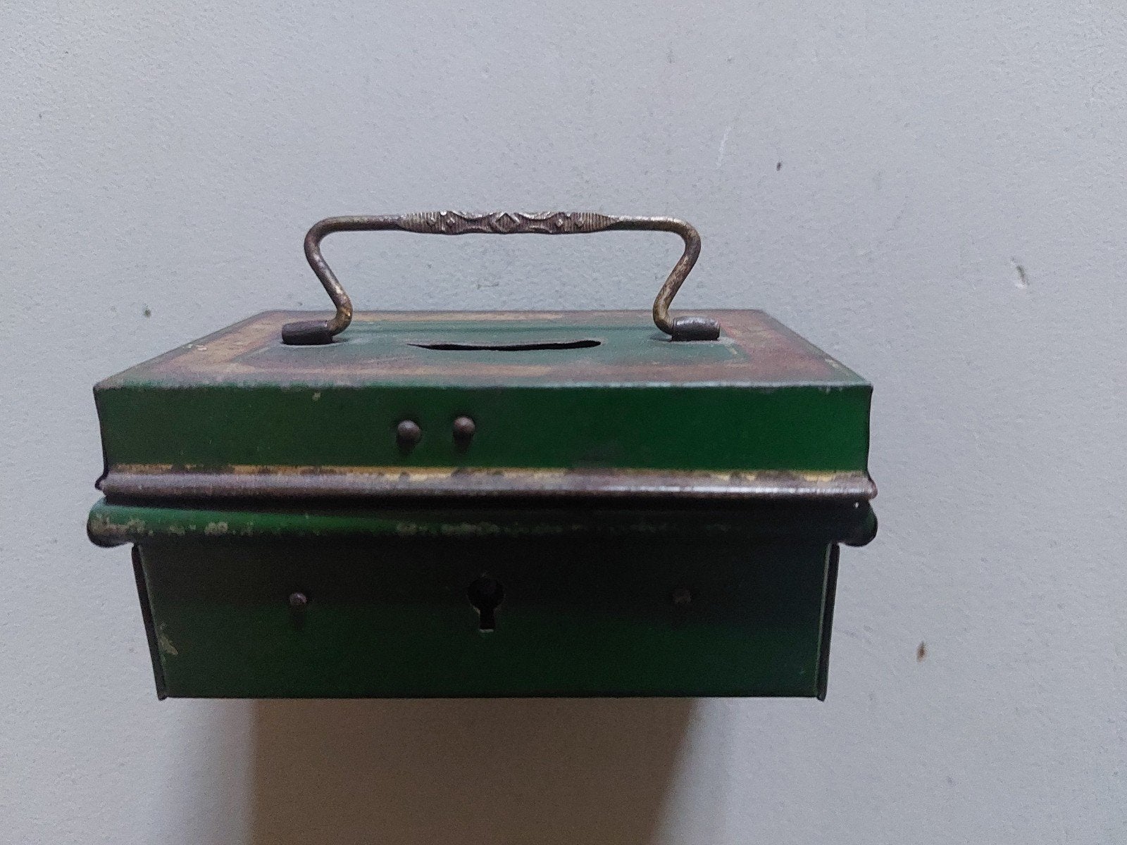 Vintage Groene Spaarpot van Metaal - Sleutel ontbreekt, Ophalen of Verzenden, Gebruikt, Overige