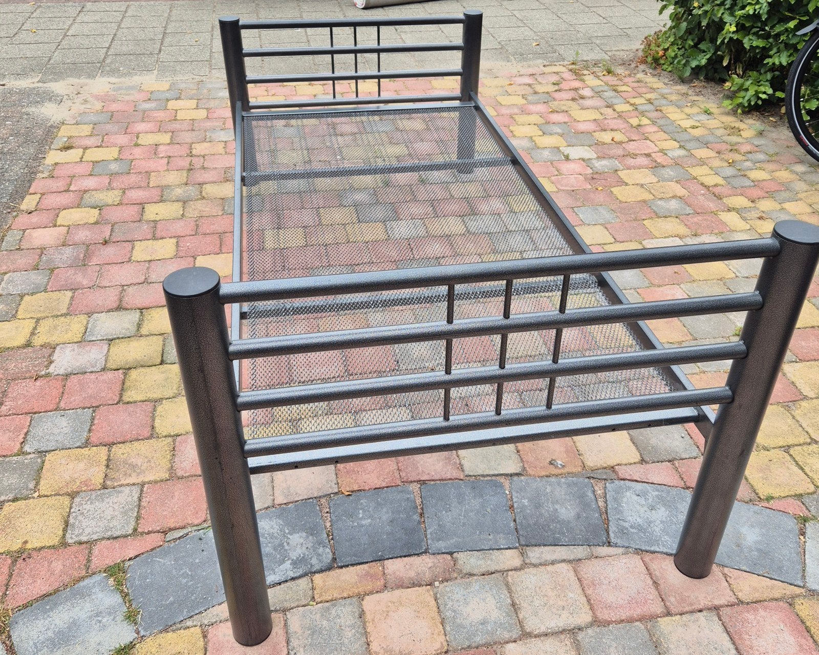 Eenpersoonsbed met metalen frame en gaasbodem, Ophalen, Gebruikt, 90 cm, Eenpersoons