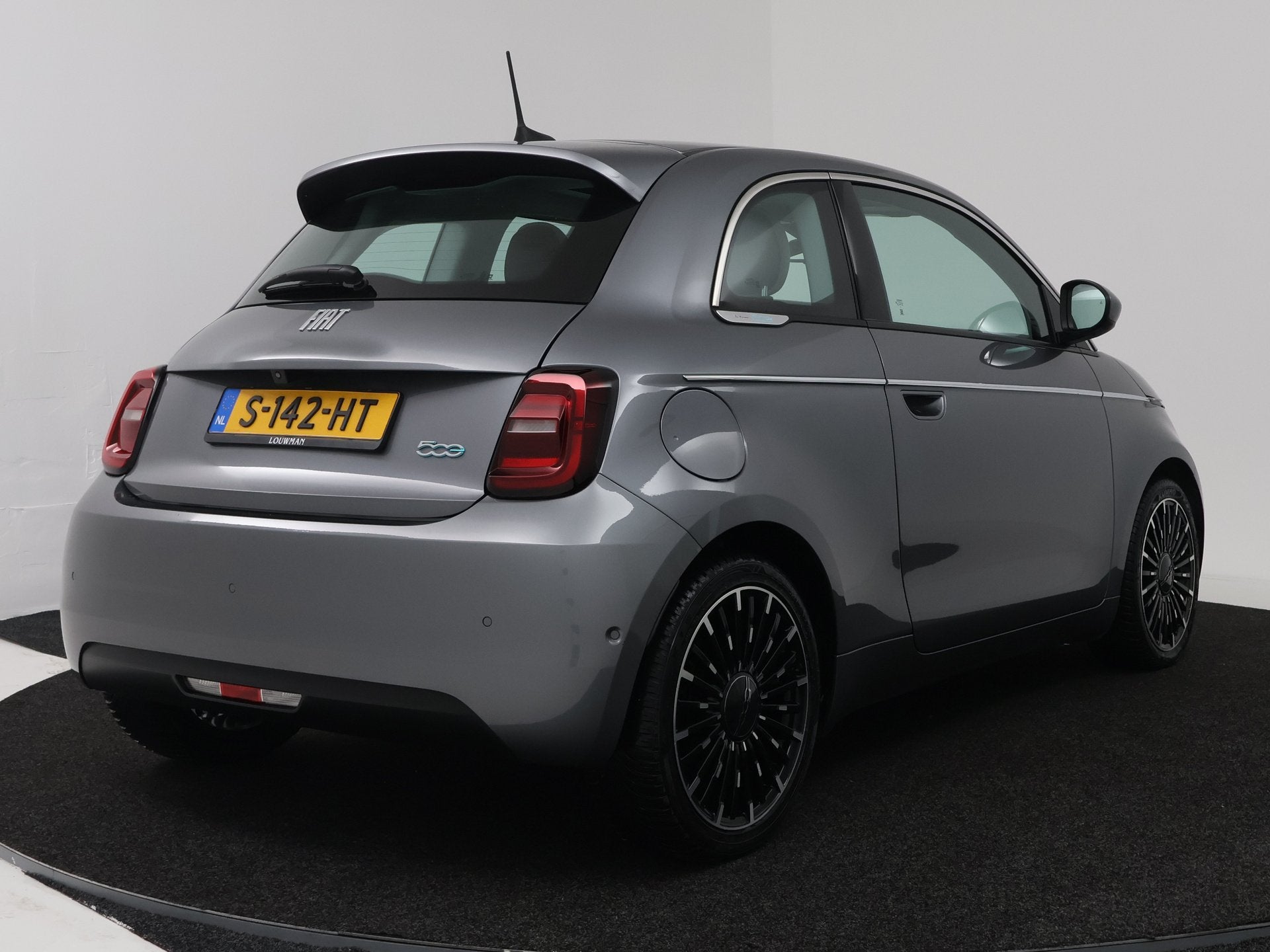Fiat 500 La Prima 42 kWh | Navigatie | 12 Maanden BOVAG gara, 12 maanden, 4 stoelen, 229 min, 1265 kg