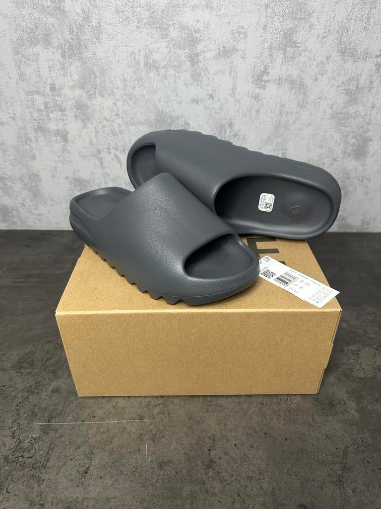 Adidas Yeezy Slide 44,5 Slate Grey | Gloednieuw met Doos, Ophalen of Verzenden, Nieuw, Overige kleuren
