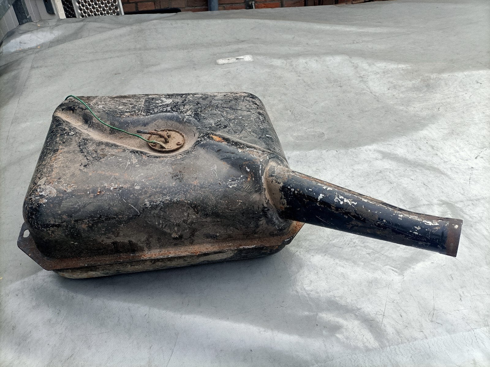 citroen 2cv benzinetank oud model 20 liter, Ophalen