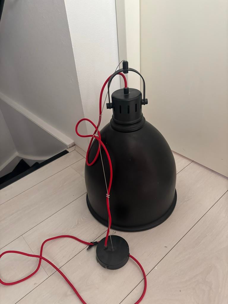 Bo Concept hanglamp - Zwart met rood accent, Huis en Inrichting, Ophalen of Verzenden, Gebruikt, Metaal