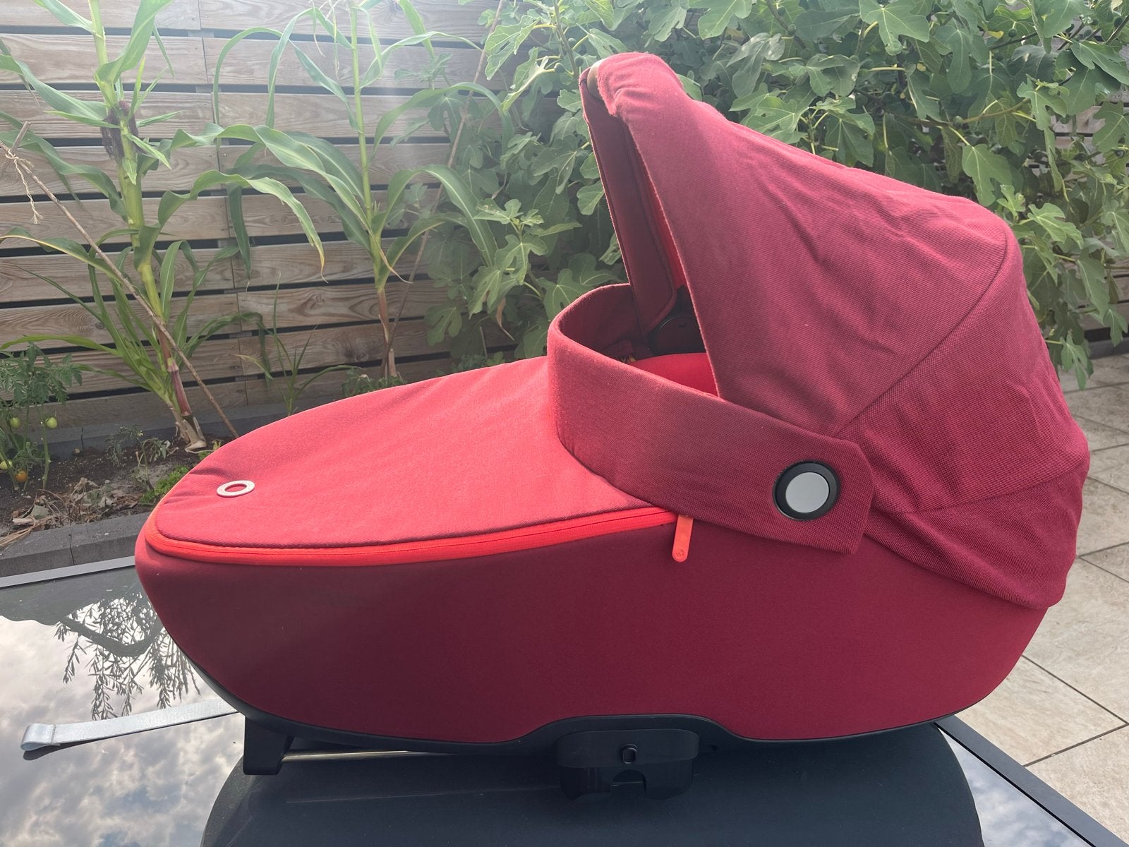 Maxi-Cosi Jade Reiswieg Essential Red - Zo goed als nieuw, Kinderen en Baby's, 0 t/m 10 kg, Slaapstand, Ophalen of Verzenden, Zo goed als nieuw