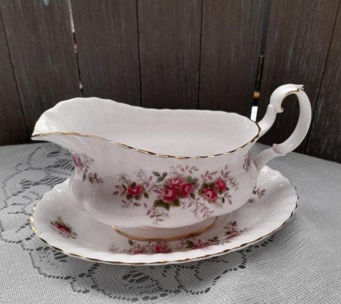 Royal albert lavender rose saus kom met schotel, Antiek en Kunst, Antiek | Servies los, Ophalen of Verzenden