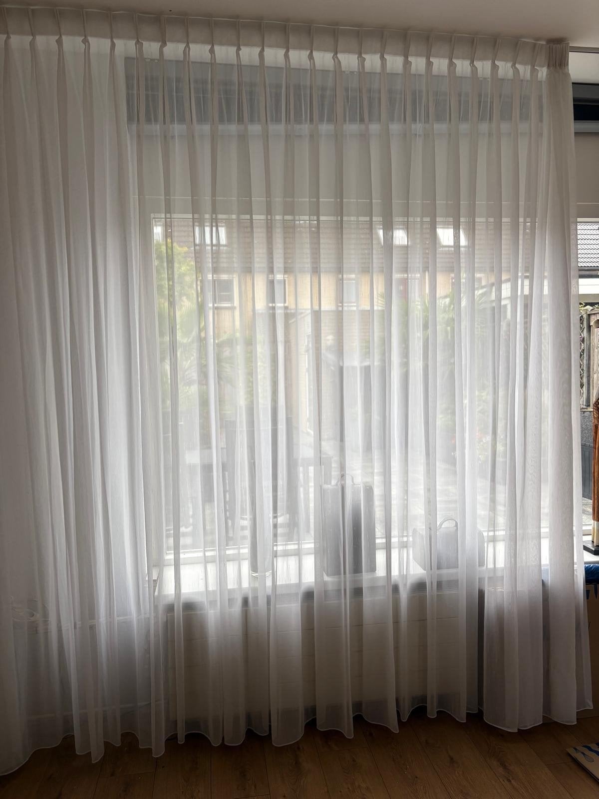 Witte vitrage gordijnen - Lichtdoorlatend,  1 jaar oud!, Huis en Inrichting, Ophalen, Vitrage, Overige merken, Wit