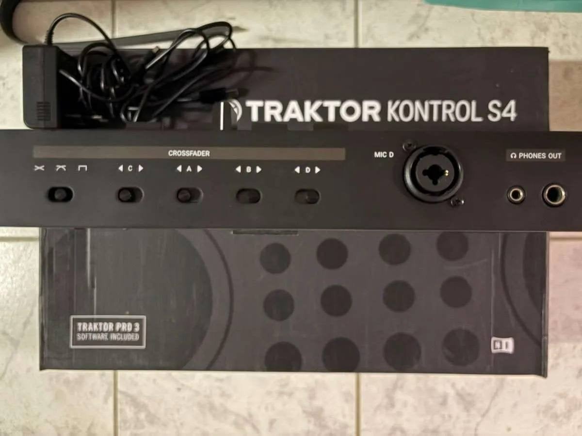 Foto 5 van Traktor Kontrol S4 MK3