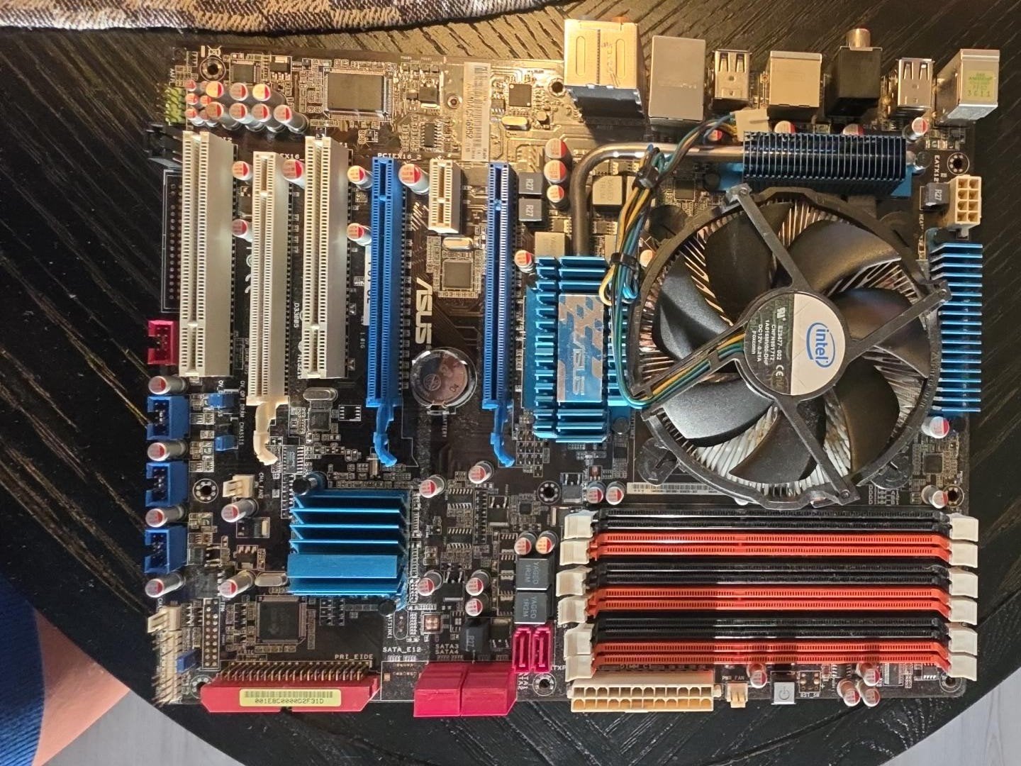 ASUS P6T SE X58 moederbord + Intel CPU + koeler – LGA1366, Computers en Software, Ophalen of Verzenden, DDR2