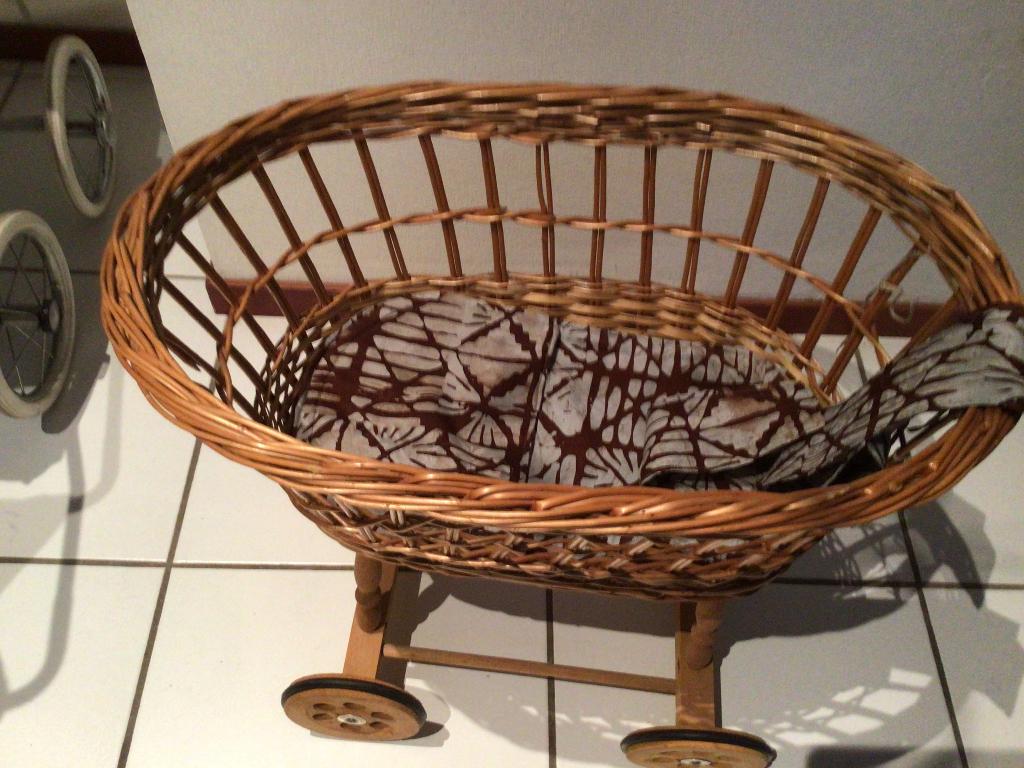 rotan beklede  poppenwieg op wielen, vintage, Ophalen, Gebruikt, Babypop