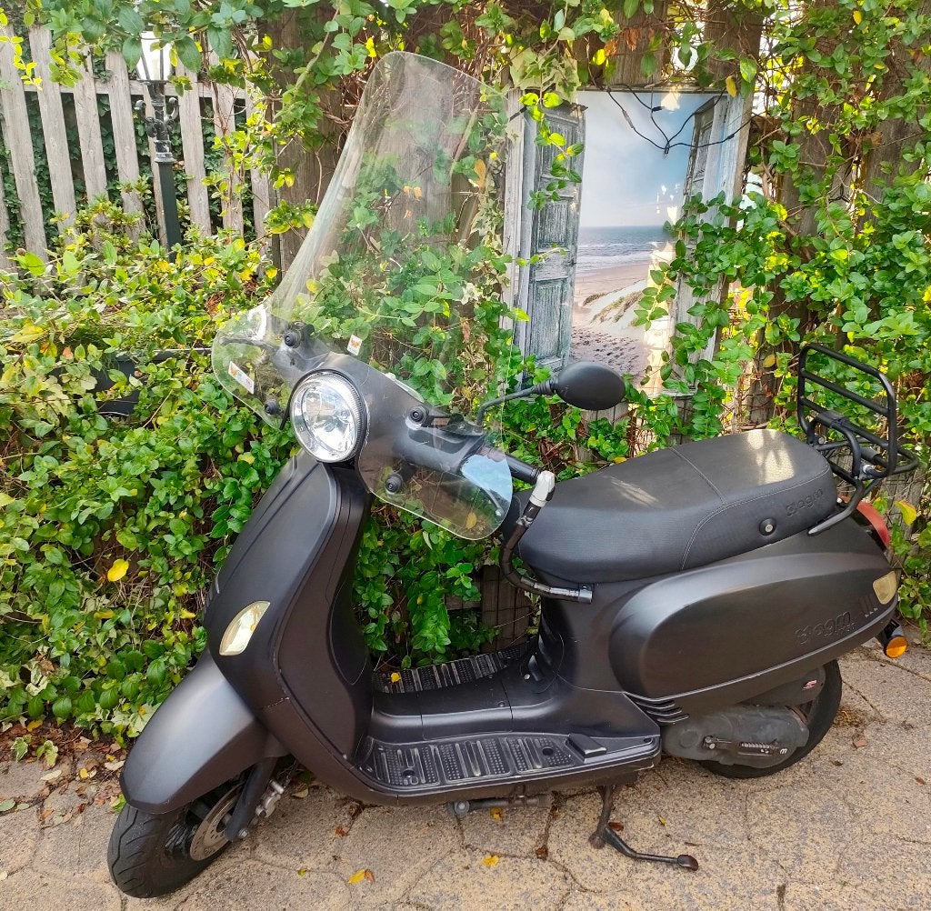 Mooie mat zwarte AGM scooter uit 2017 - Blauw kenteken, Fietsen en Brommers, Snorfietsen en Snorscooters, Gebruikt, Benzine, Ophalen