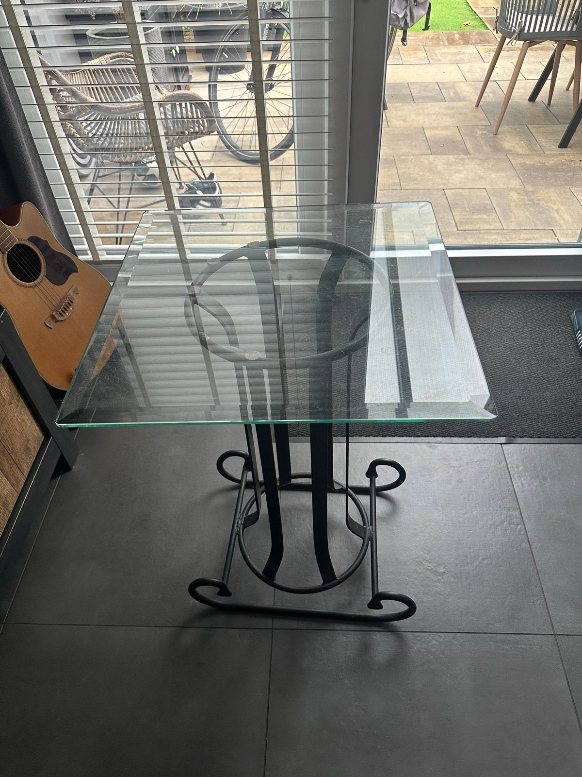 Glazen bijzettafel met zwart smeedijzer onderstel, Ophalen of Verzenden, Gebruikt