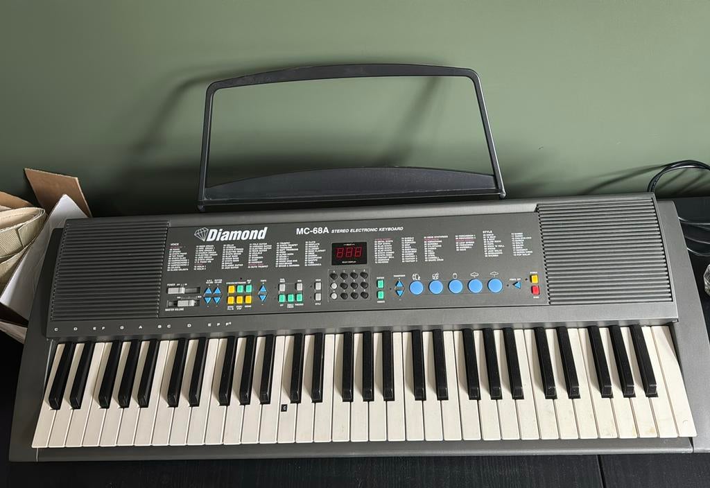 Diamond MC-68A stereo electronic keyboard met lespakket, Ophalen of Verzenden, Zo goed als nieuw, 61 toetsen, Overige merken