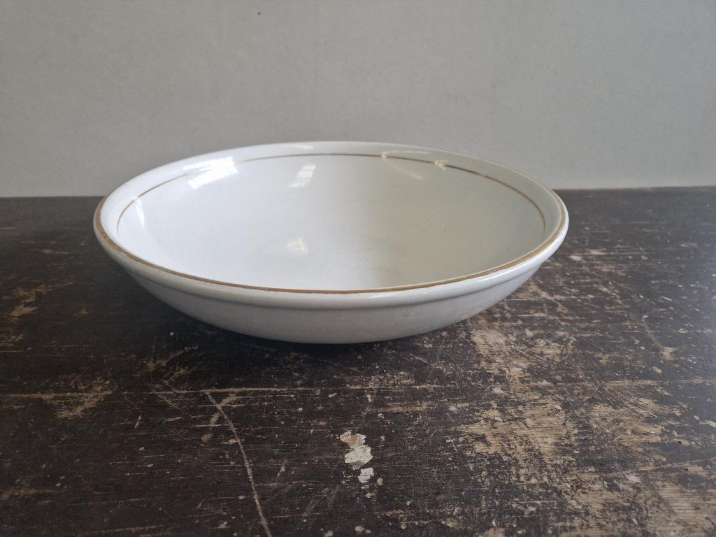 Mooie grote schaal met gouden randje 33cm doorsnee, Ophalen of Verzenden, Overige stijlen, Porselein, Schaal of Schalen