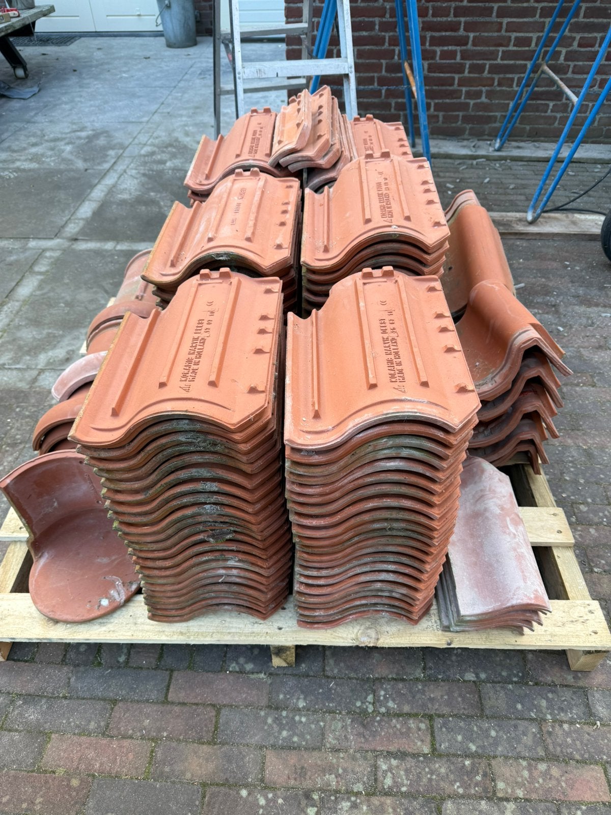 Rode OVH Dakpannen - 130 stuks met toebehoren, Doe-het-zelf en Verbouw, Dakpannen en Dakbedekking, Ophalen, Gebruikt, Steen of Klei