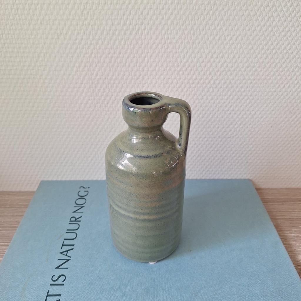 Groen vaasje 17 cm., Aardewerk of Porselein, Ophalen of Verzenden, Zo goed als nieuw, Minder dan 50 cm