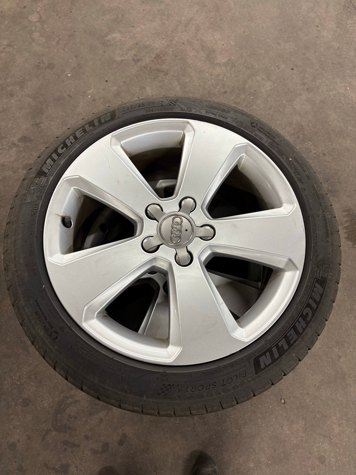 Audi 17 inch velgen met Michelin banden 225/45 R17, Ophalen, Gebruikt, Banden en Velgen, 17 inch