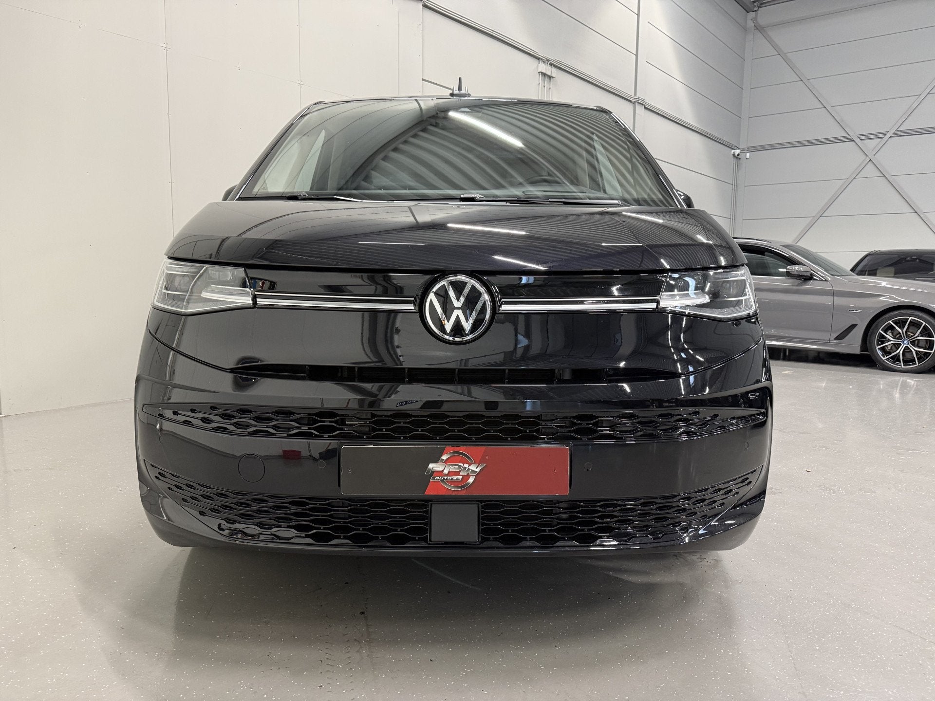 Volkswagen Multivan 1.4 eHybrid L2 Life 7p. MASSAGE/TREKHAAK, Dealer onderhouden, Gebruikt, Zwart, Met garantie (alle)