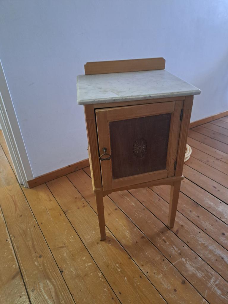 Oud nachtkastje, Huis en Inrichting, Slaapkamer | Nachtkastjes, Ophalen of Verzenden, Minder dan 45 cm