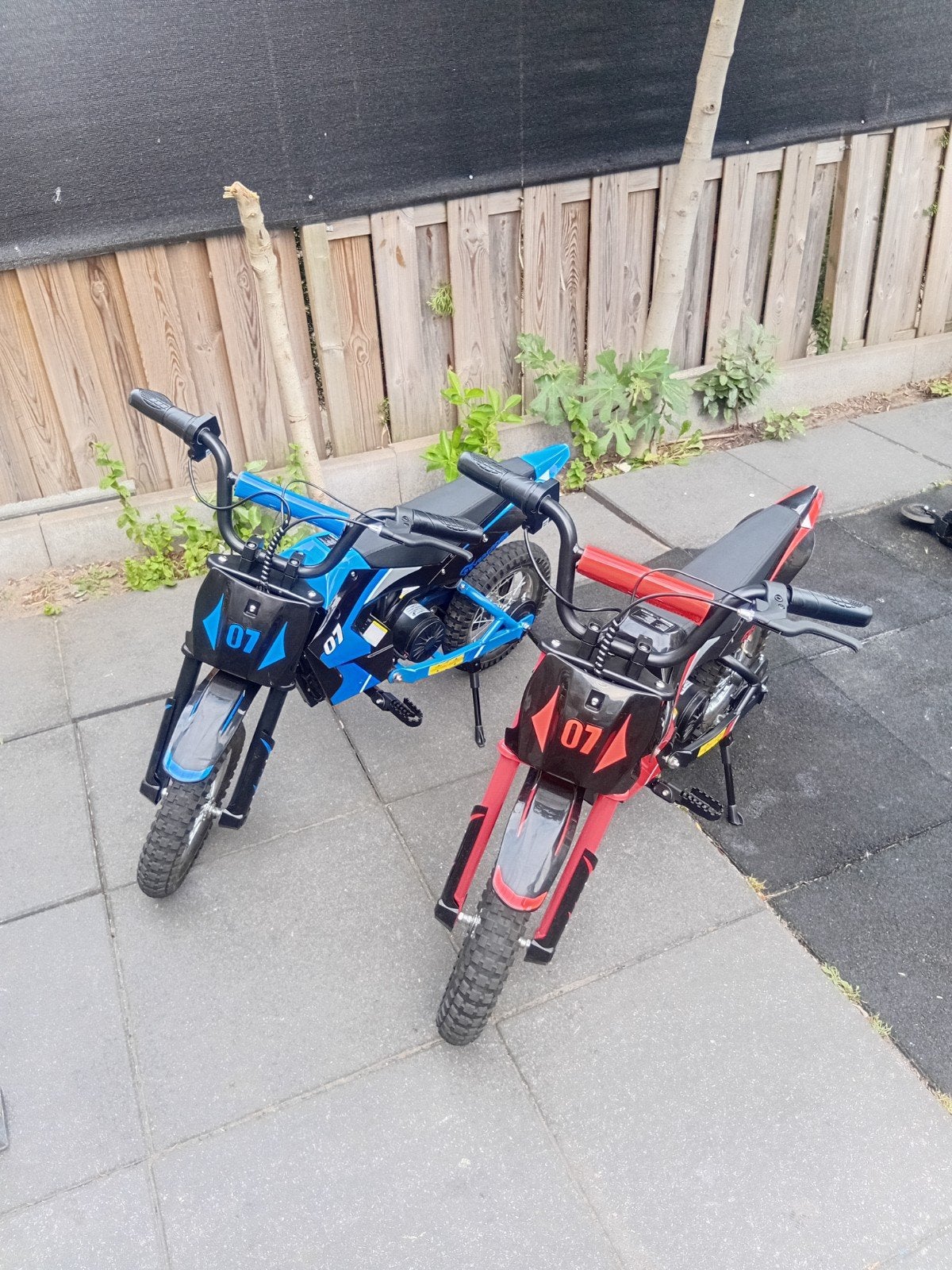Elektrische kinder crossmotoren (rood en blauw), Ophalen, Onbekend, Zo goed als nieuw, Schijfrem
