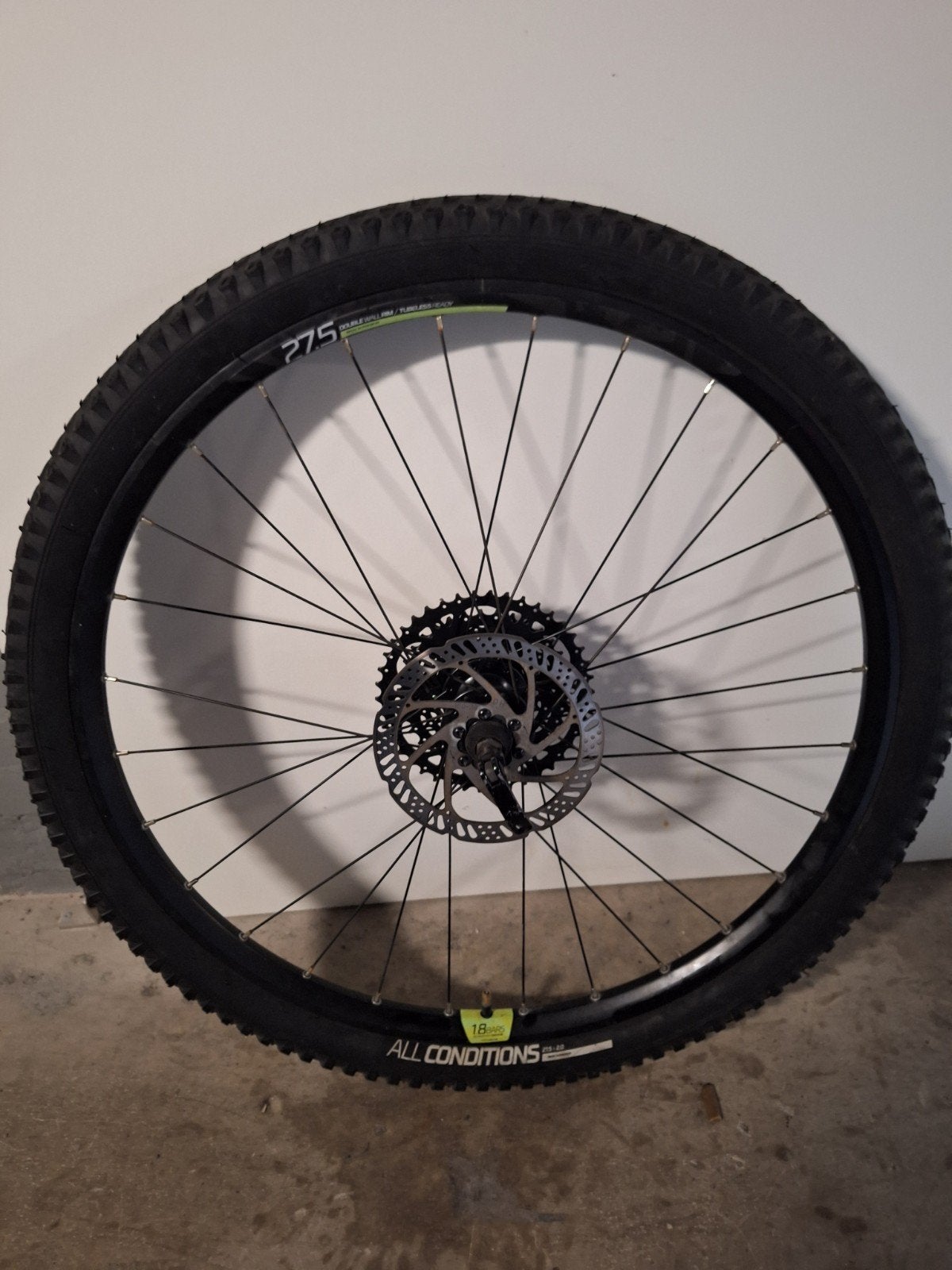 27,5 inch MTB achterwiel compleet met banden en cassette, Fietsen en Brommers, Fietsonderdelen, Ophalen of Verzenden, Zo goed als nieuw