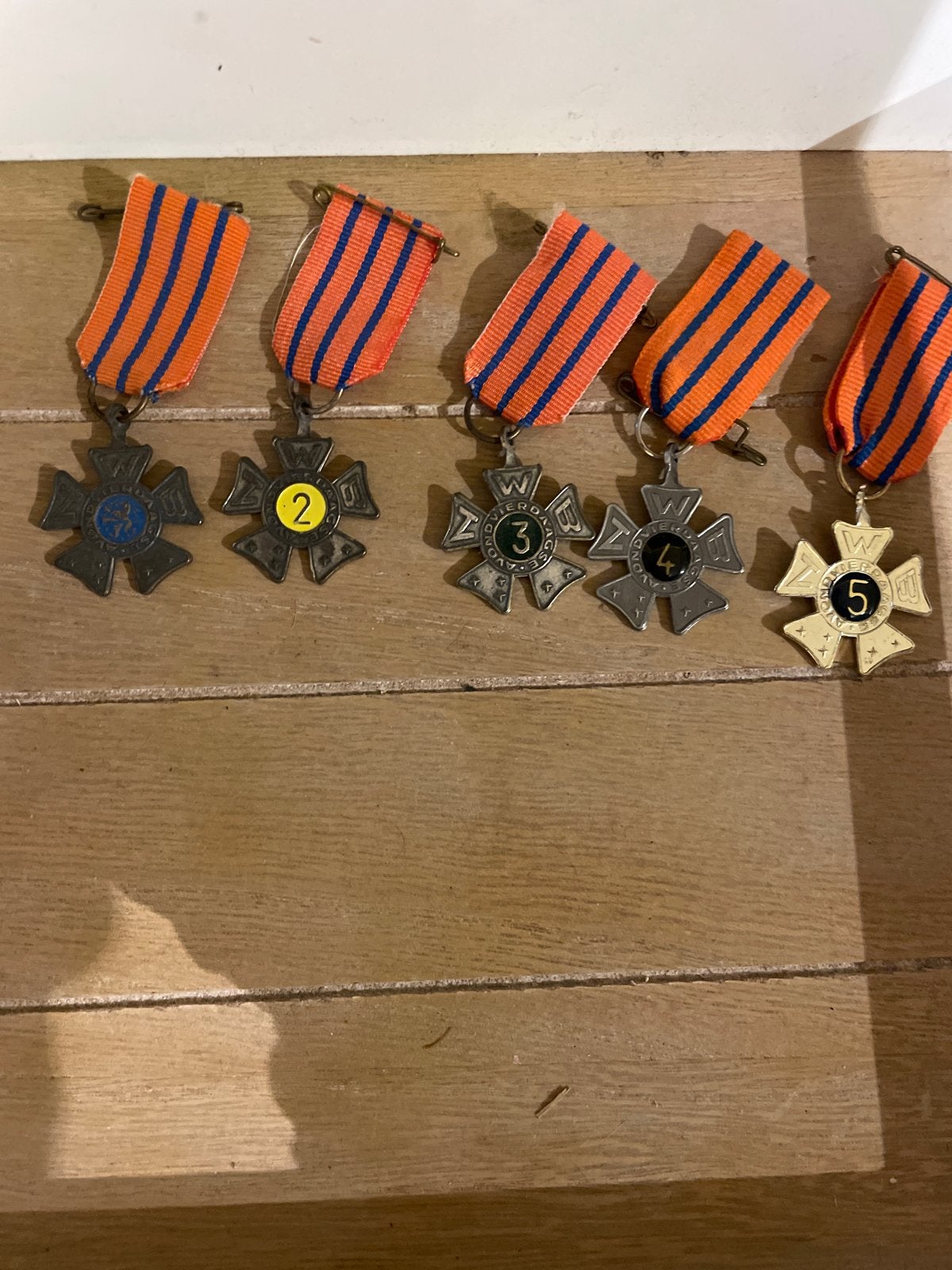 Set van 5 Vierdaagse medailles met lint, Ophalen of Verzenden, Overige materialen, Nederland