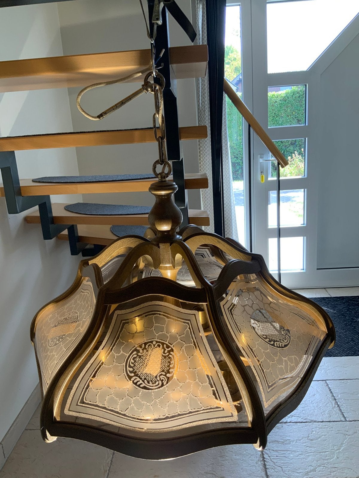 Houten kroonluchter met ingegraveerde decoratie in het glas, Ophalen, Gebruikt, Glas, E27 (groot)
