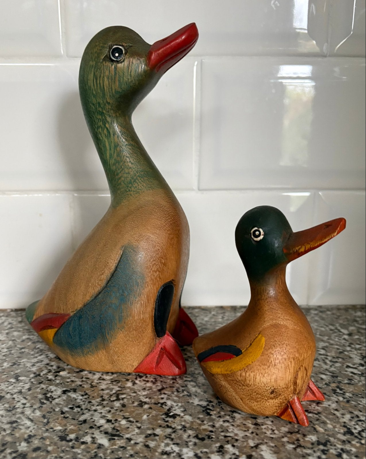 Set van 2 handgesneden houten eenden - Decoratief, Meerkleurig, Verzenden, Zo goed als nieuw, Vintage