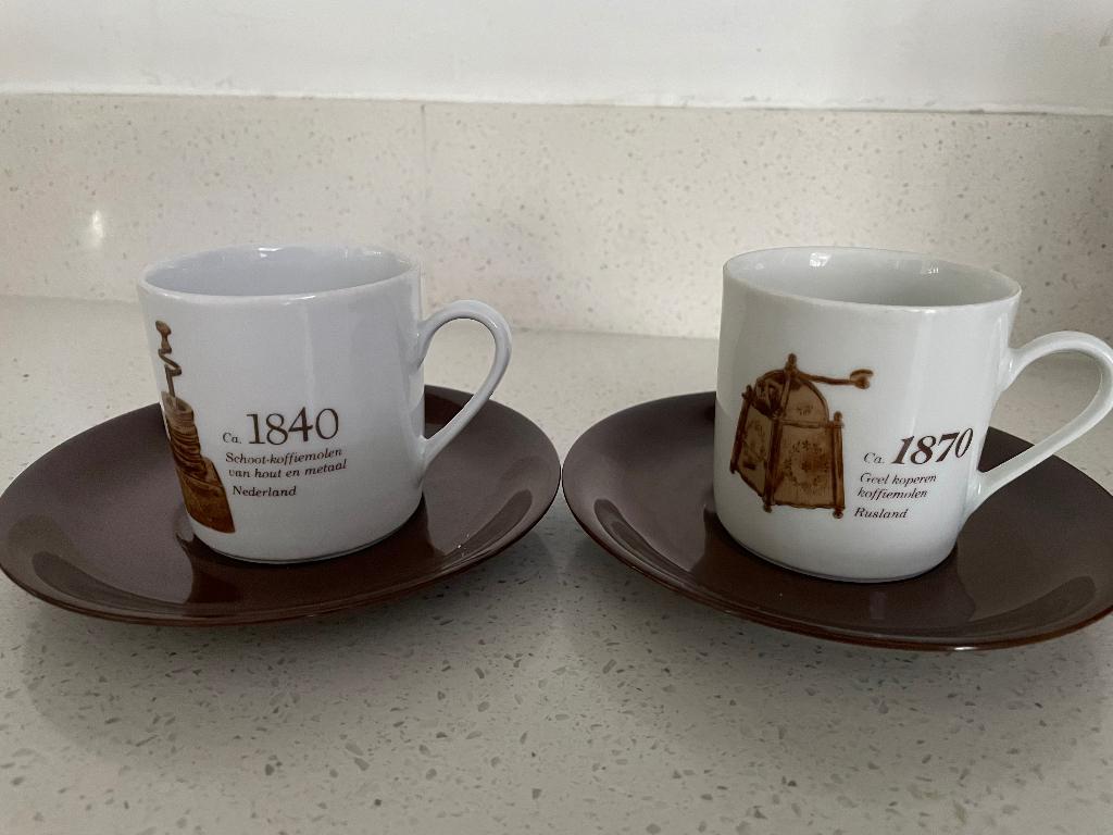 Verzamelen koffiekopjes Douwe Egbers jaren 70 twee stuks, Verzamelen, Porselein, Kristal en Bestek, Gebruikt, Kop en/of schotel