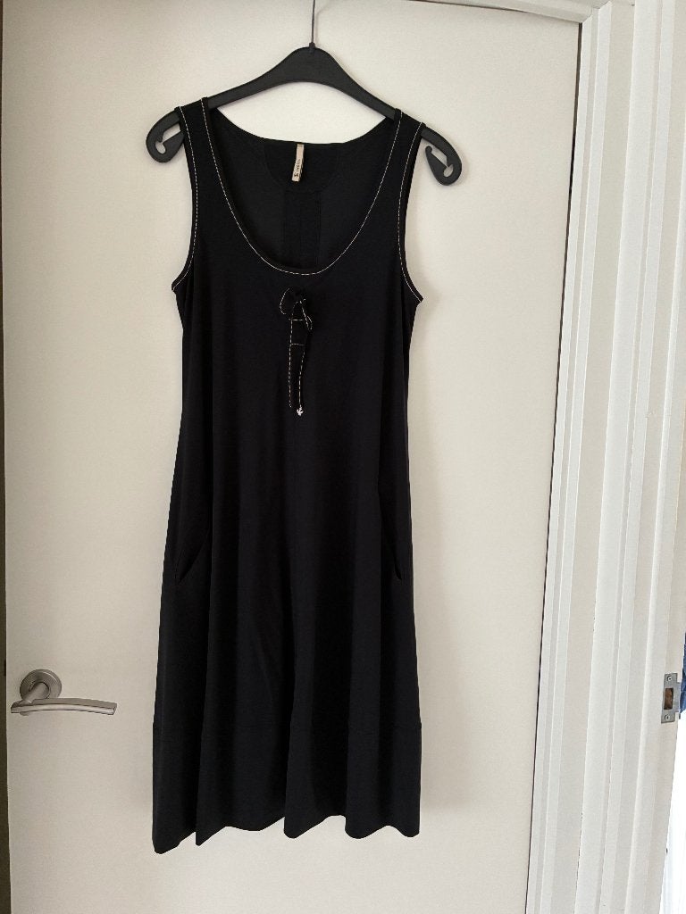 Zwarte mouwloze jurk met bandjes van Indies + bolero, 36/38, Verzenden, Zwart, Zo goed als nieuw, Indies
