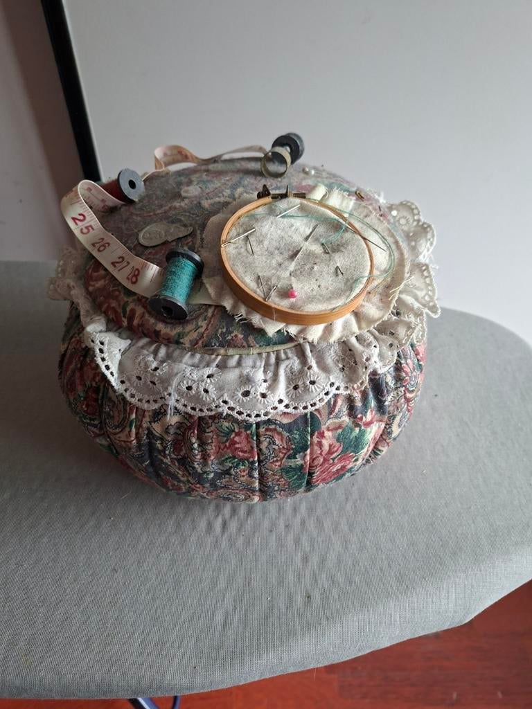 Vintage Naaidoosje met Kant en Bloemenprint, Ophalen of Verzenden, Gebruikt, Overige typen