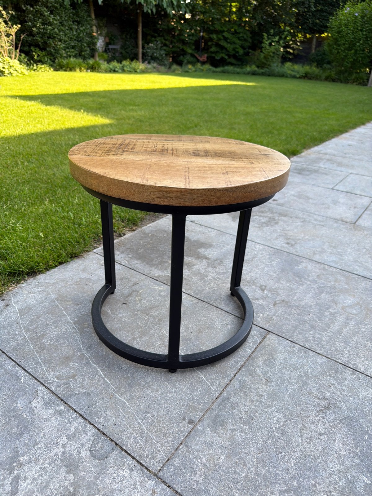 Ronde bijzettafel van mangohout en metaal, Ophalen, Minder dan 45 cm, Minder dan 55 cm, Rond