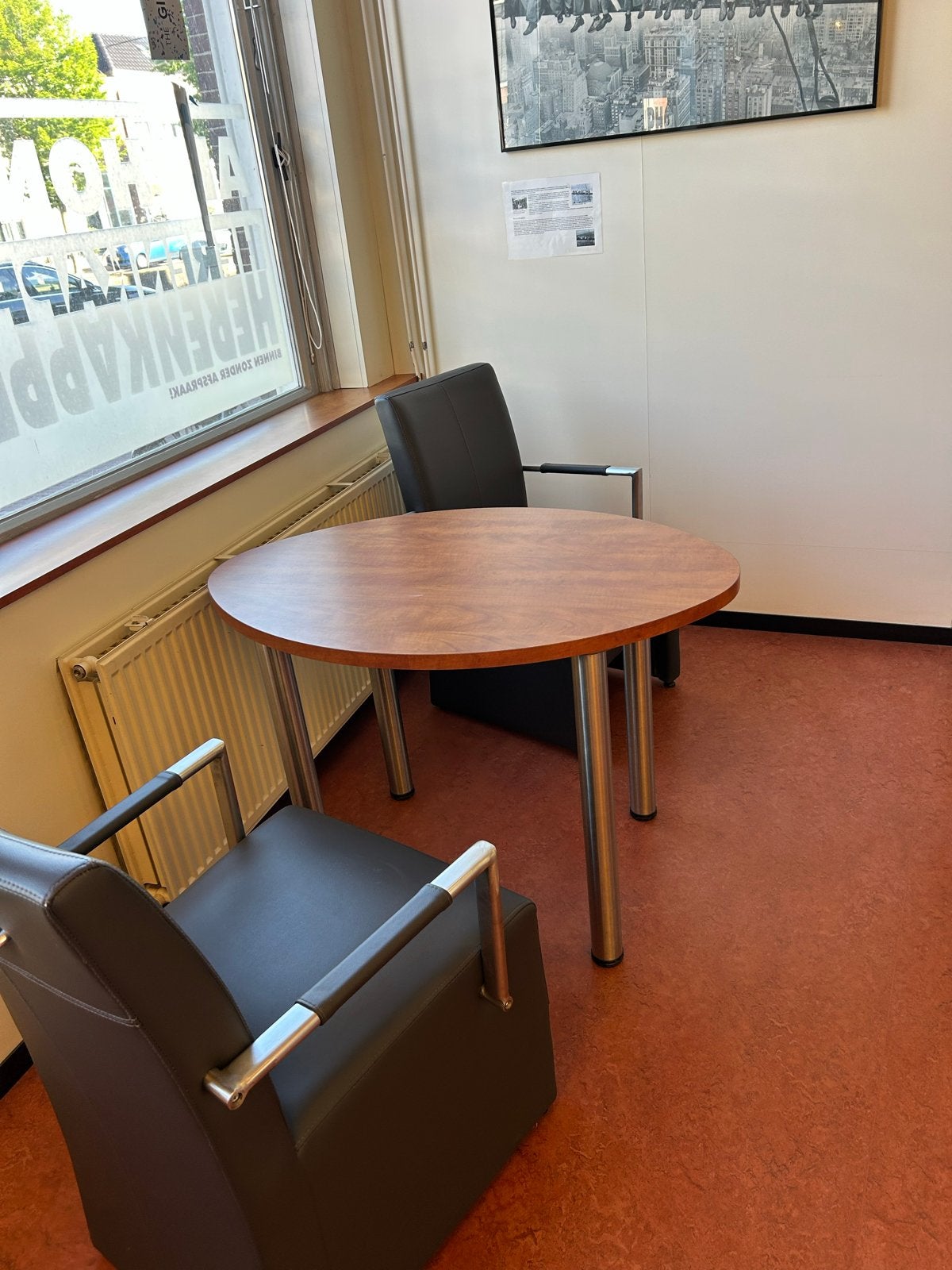Tafel met 2 zwarte stoelen, Huis en Inrichting, Tafels | Eettafels, Gebruikt, 50 tot 100 cm, tot twee personen, Ovaal, Overige houtsoorten