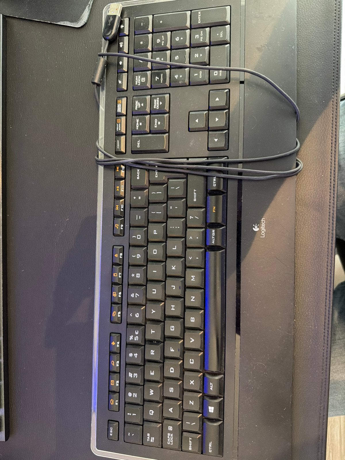 Logitech K740 Verlicht Toetsenbord - QWERTY, Computers en Software, Toetsenborden, Gebruikt, Ophalen of Verzenden, Qwerty, Numeriek gedeelte