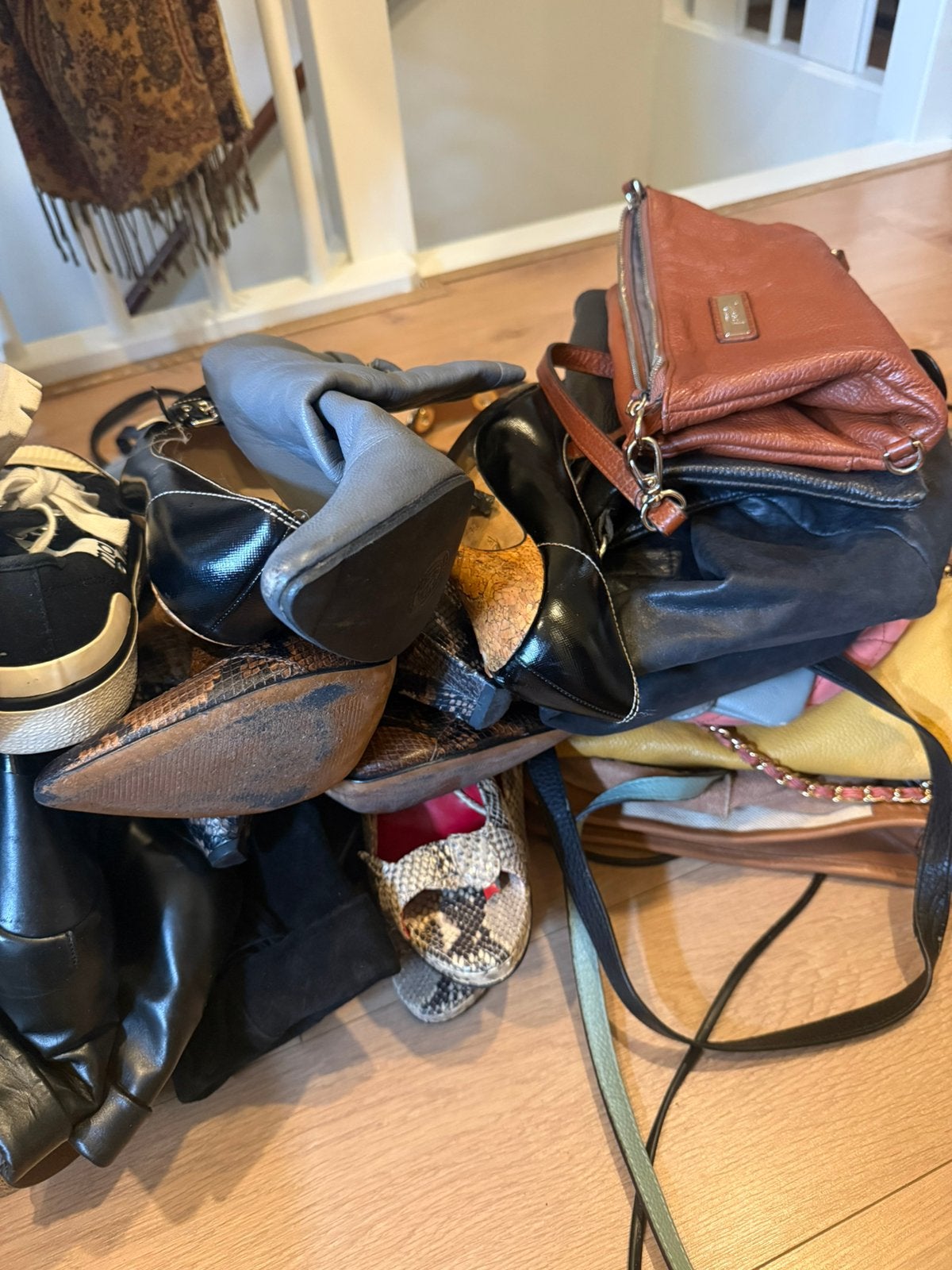 Partij merk schoenen en tassen., Ophalen of Verzenden, Zo goed als nieuw, Overige kleuren, Sneakers of Gympen