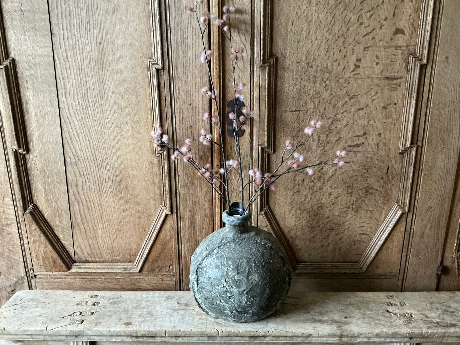 NIEUW ruwe kruik vaas met 2 kunstbloemen Dusky bolletjes, Ophalen, Nieuw