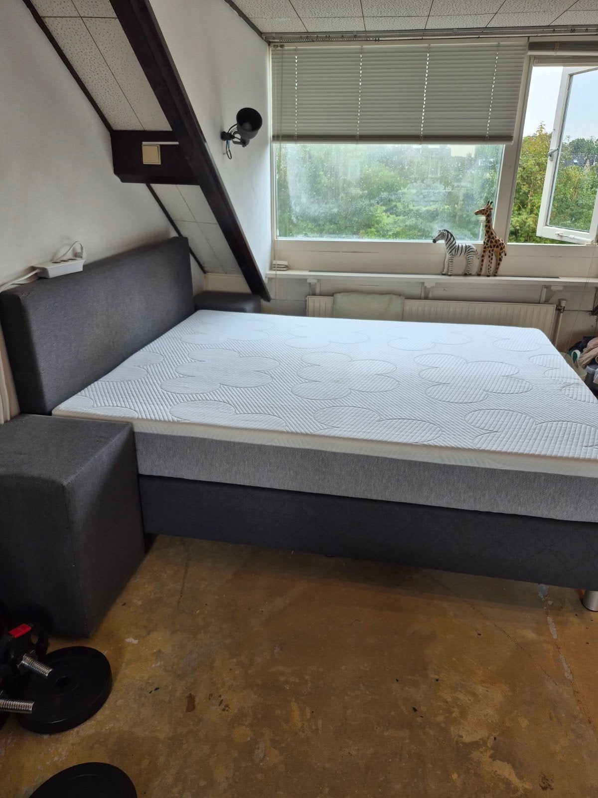 Cloudpillo matras te koop met boxspring en 2 hockers, Ophalen, Tweepersoons, Zo goed als nieuw, 200 cm