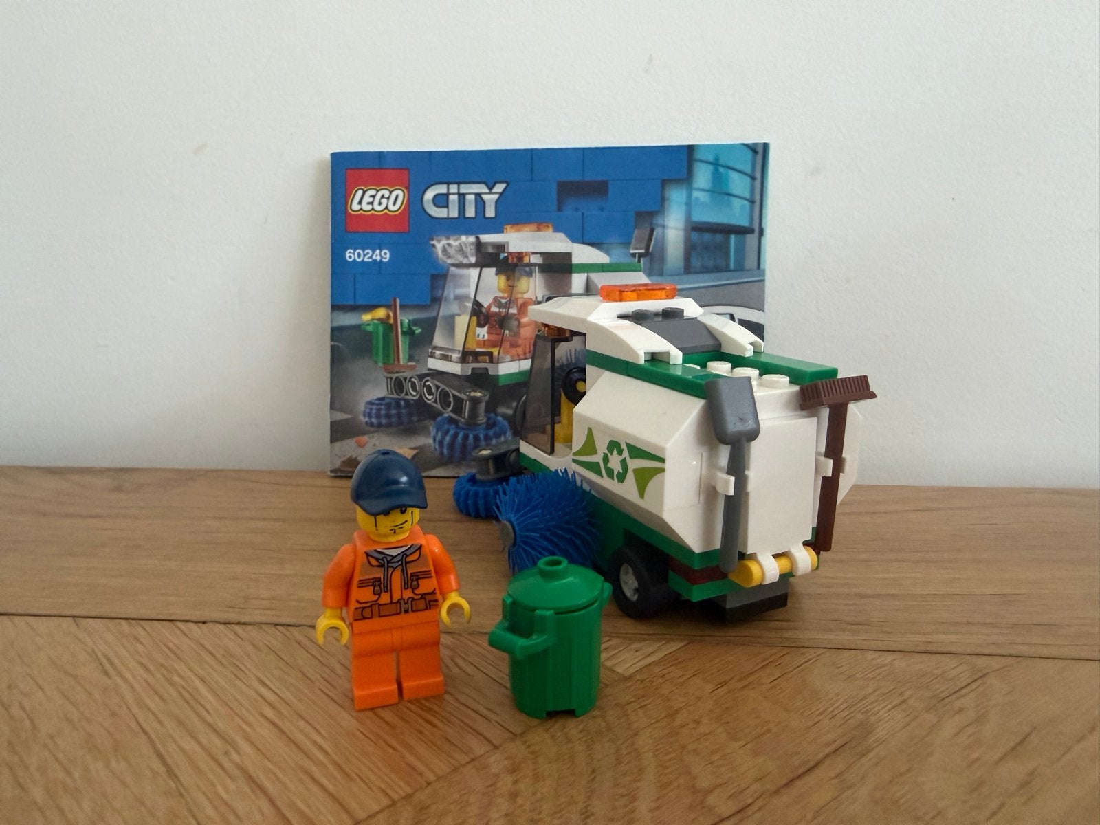 Lego City 60249 Veegwagen met minifiguur en instructies, City, Lego, Ophalen of Verzenden, Zo goed als nieuw